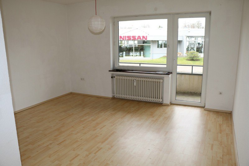 Wohnzimmer mit Zugang zum Balkon