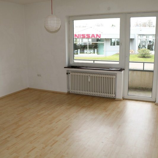 Wohnzimmer mit Zugang zum Balkon