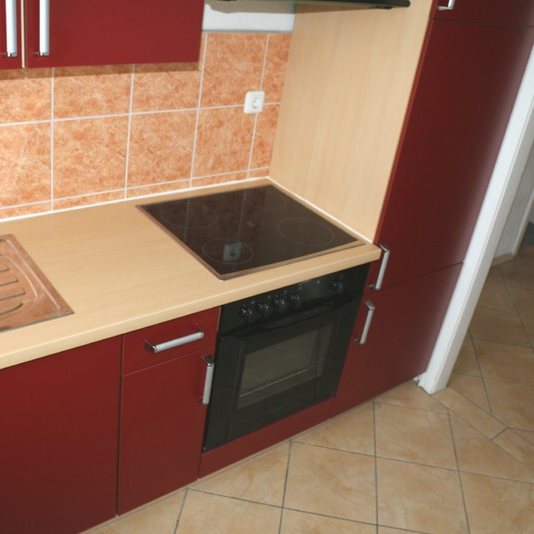 Einbauküche mit Ceranfeld und Backofen