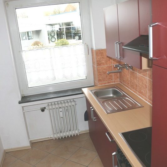 Küche mit Spüle und Fenster