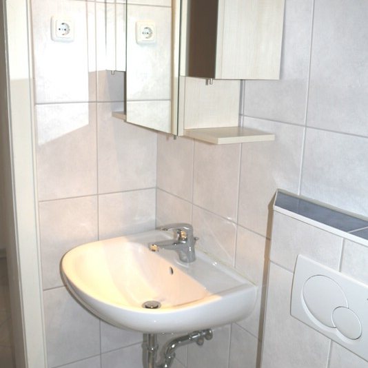 Bad mit Waschbecken und Spiegelschrank