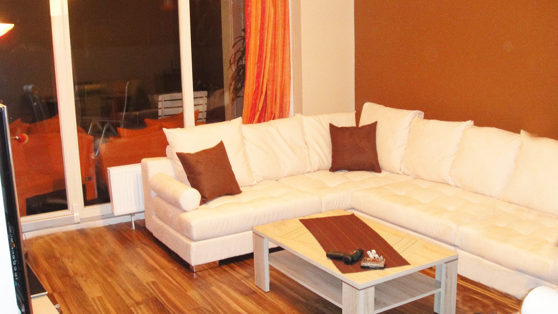 Wohnzimmer mit Zugang zur Dachterrasse